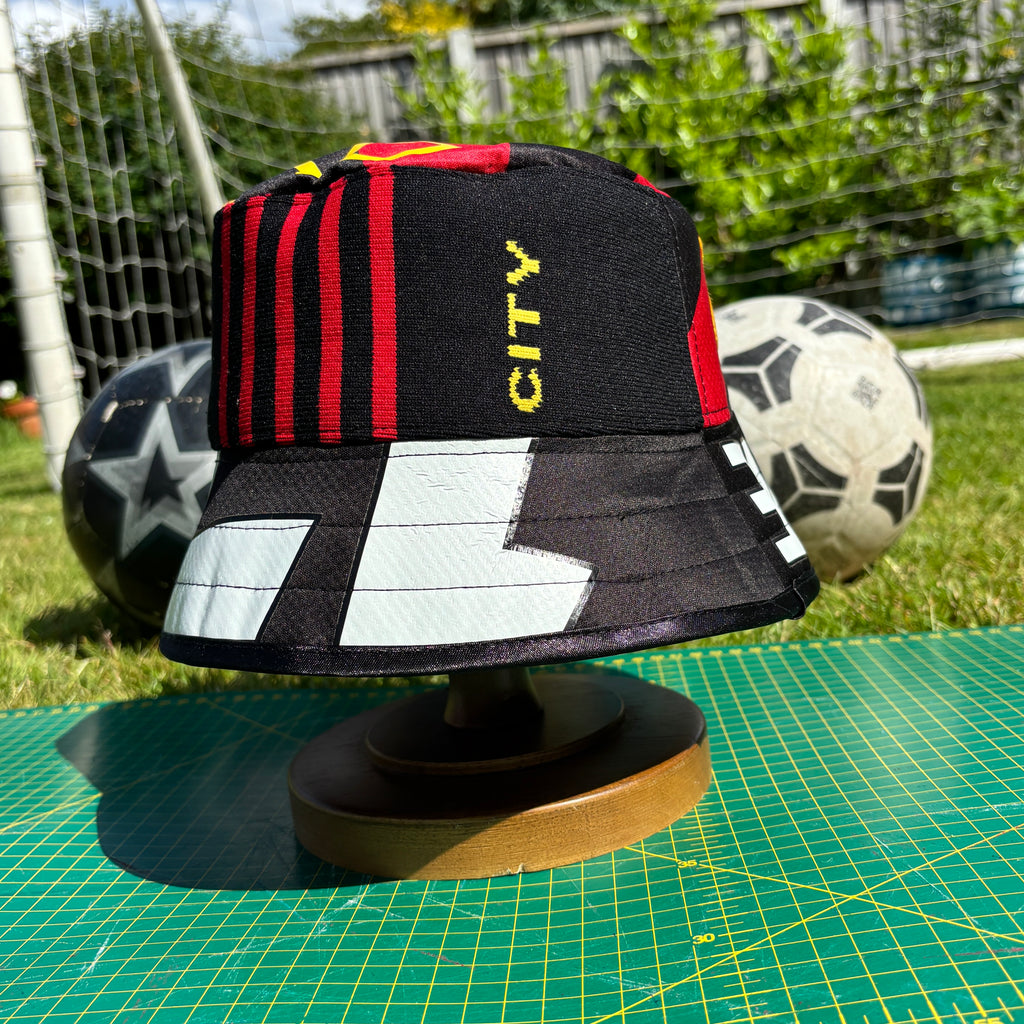 Manchester City Full Kit Bucket Hat - De Bruyne Edition (Adult 62–63 cm)