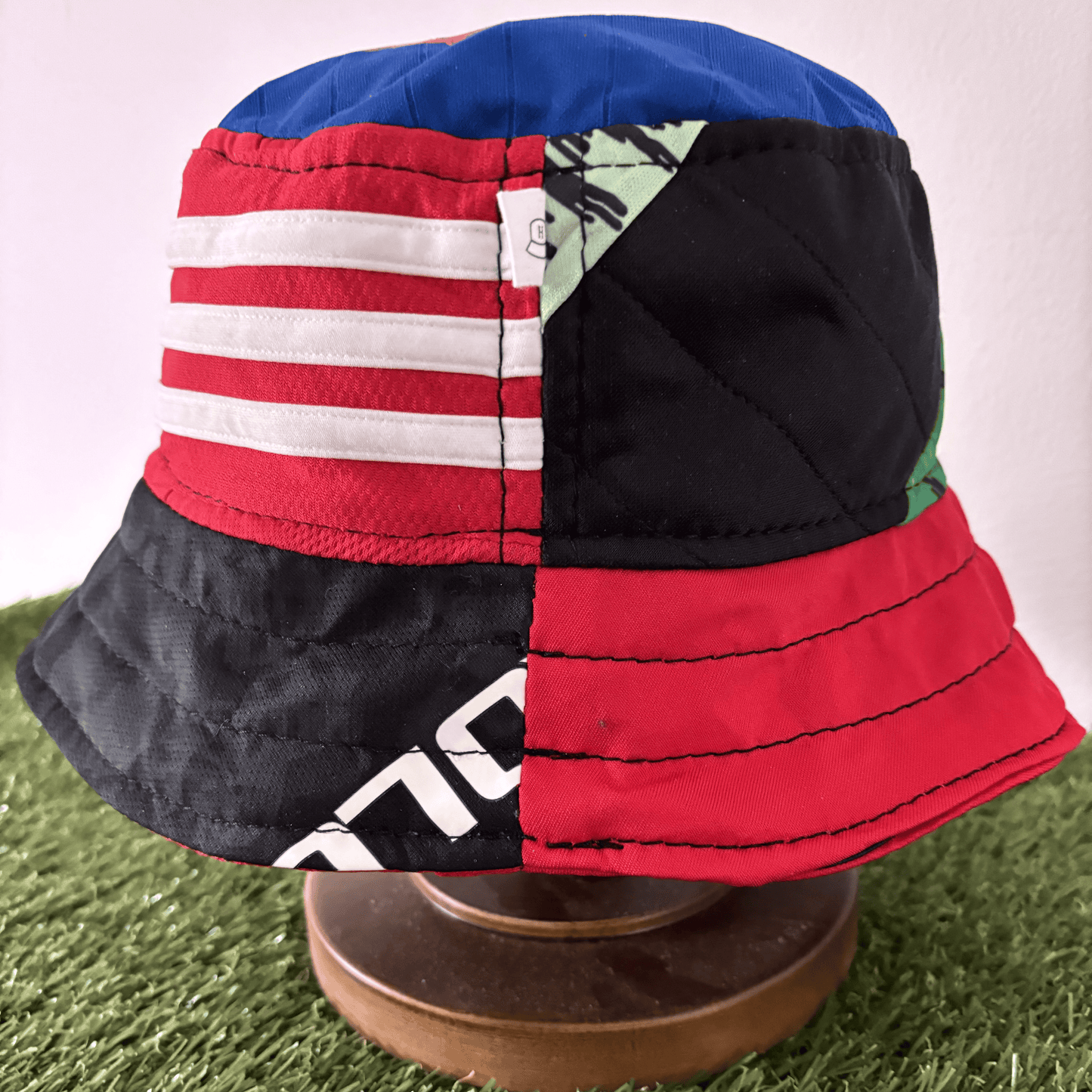 Manchester United bucket hat (Youth 57-58 cm) - made from original shirts