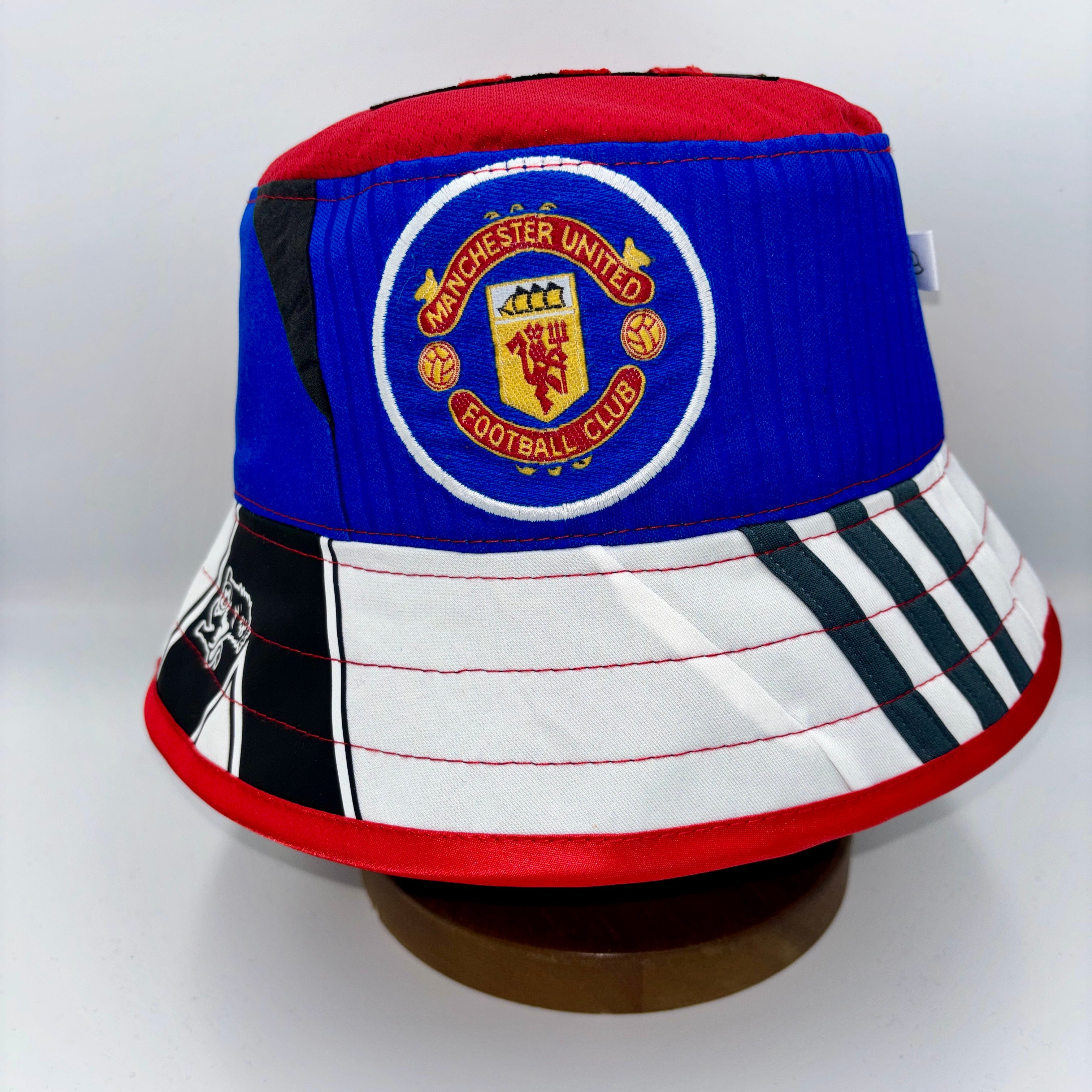 Manchester United bucket hat (adult 62-63 cm) - handmade from replica kits