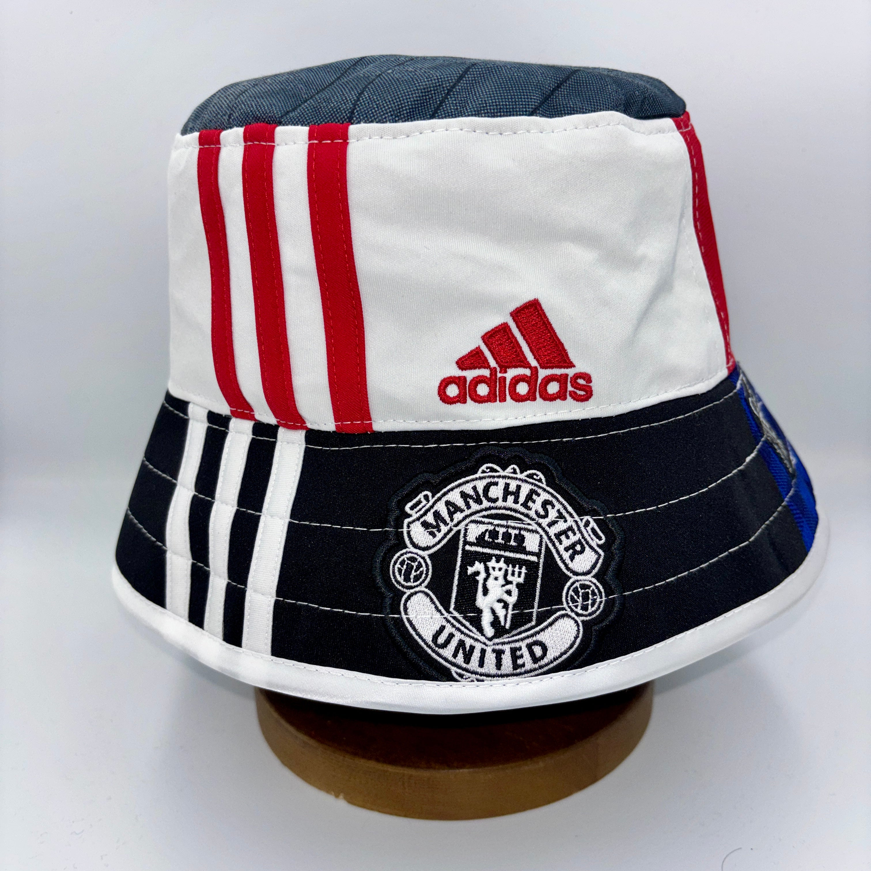 Manchester United bucket hat (adult 62-63 cm) - handmade from replica kits