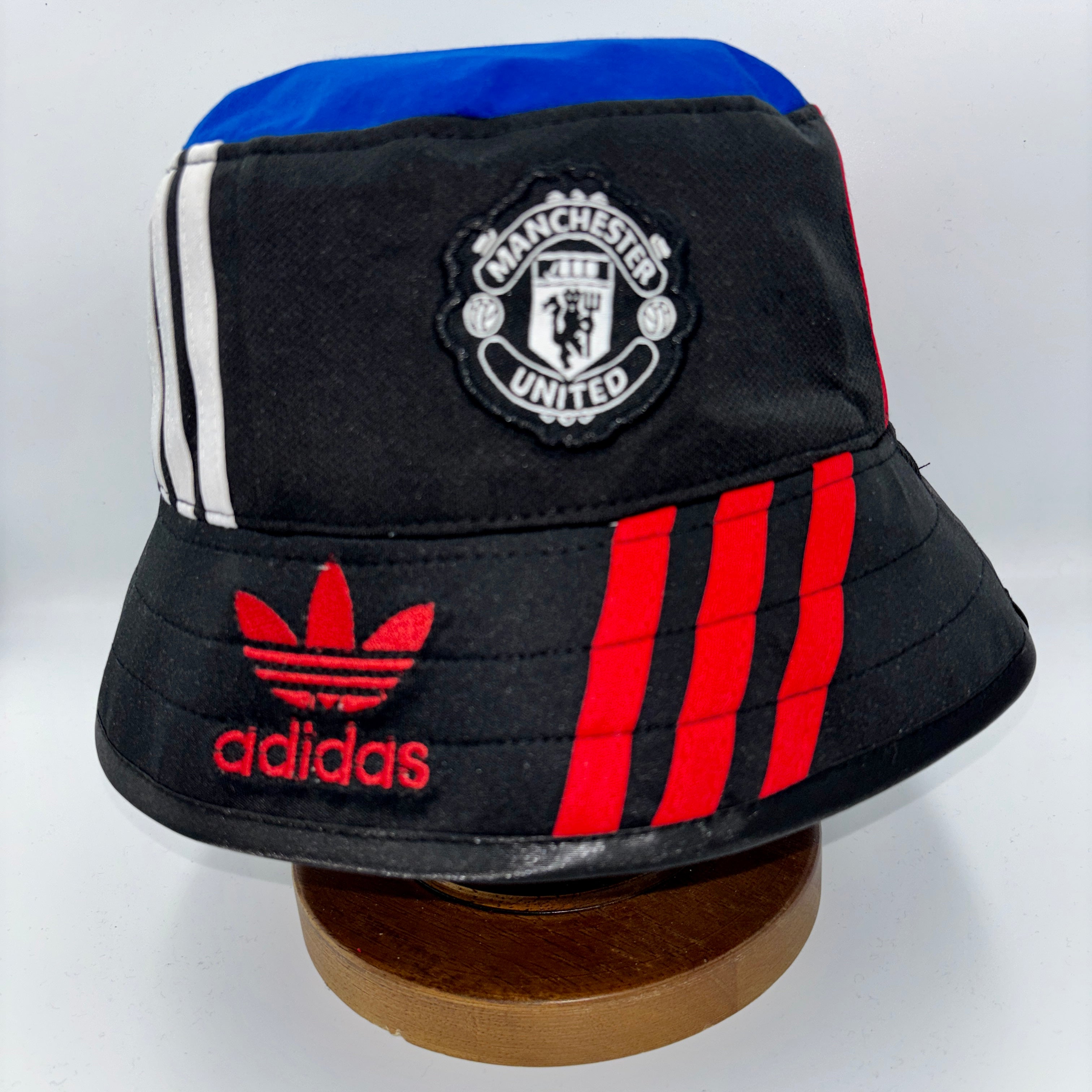 Manchester United bucket hat (adult 62-63 cm) - handmade from replica kits