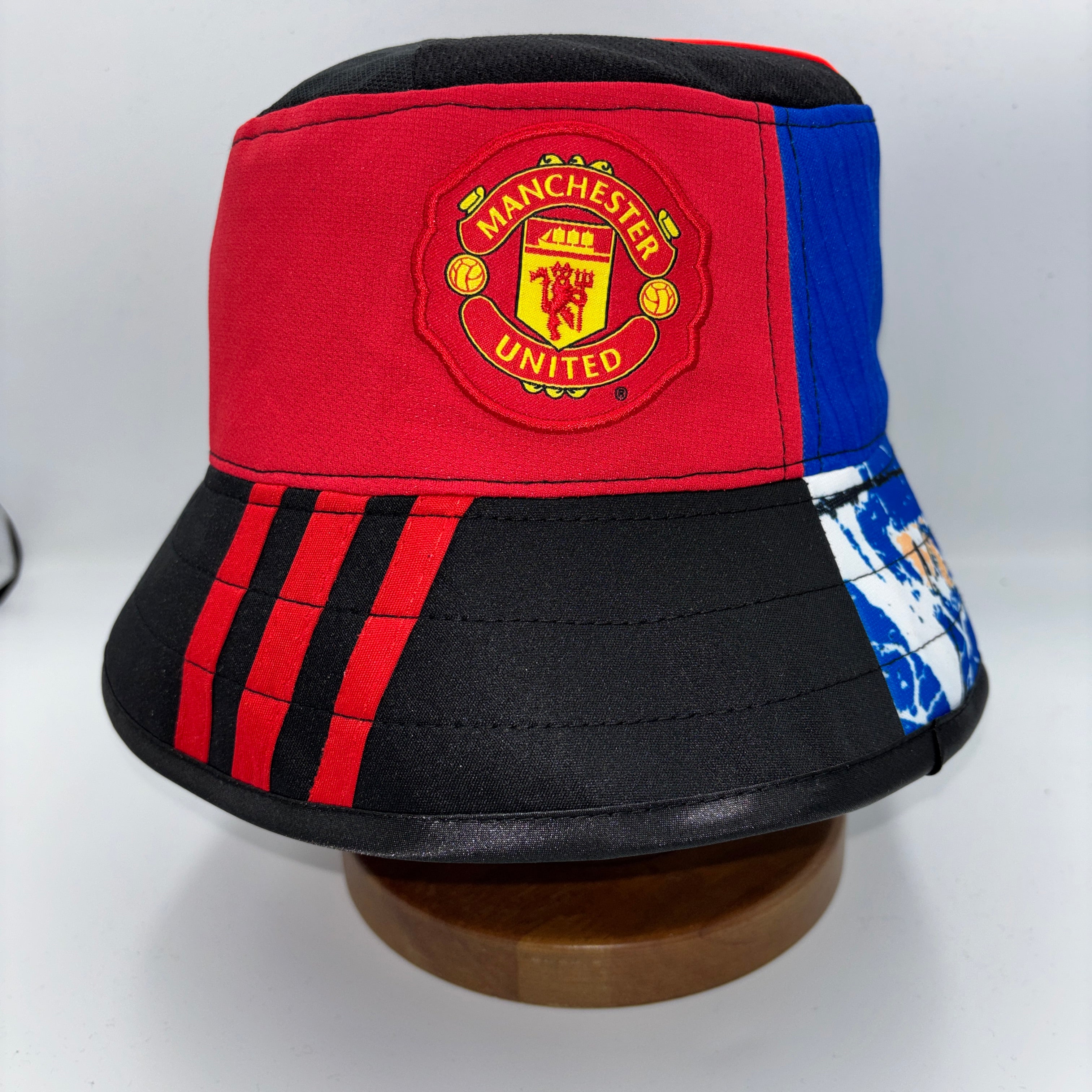 Manchester United bucket hat (adult 62-63 cm) - handmade from replica kits